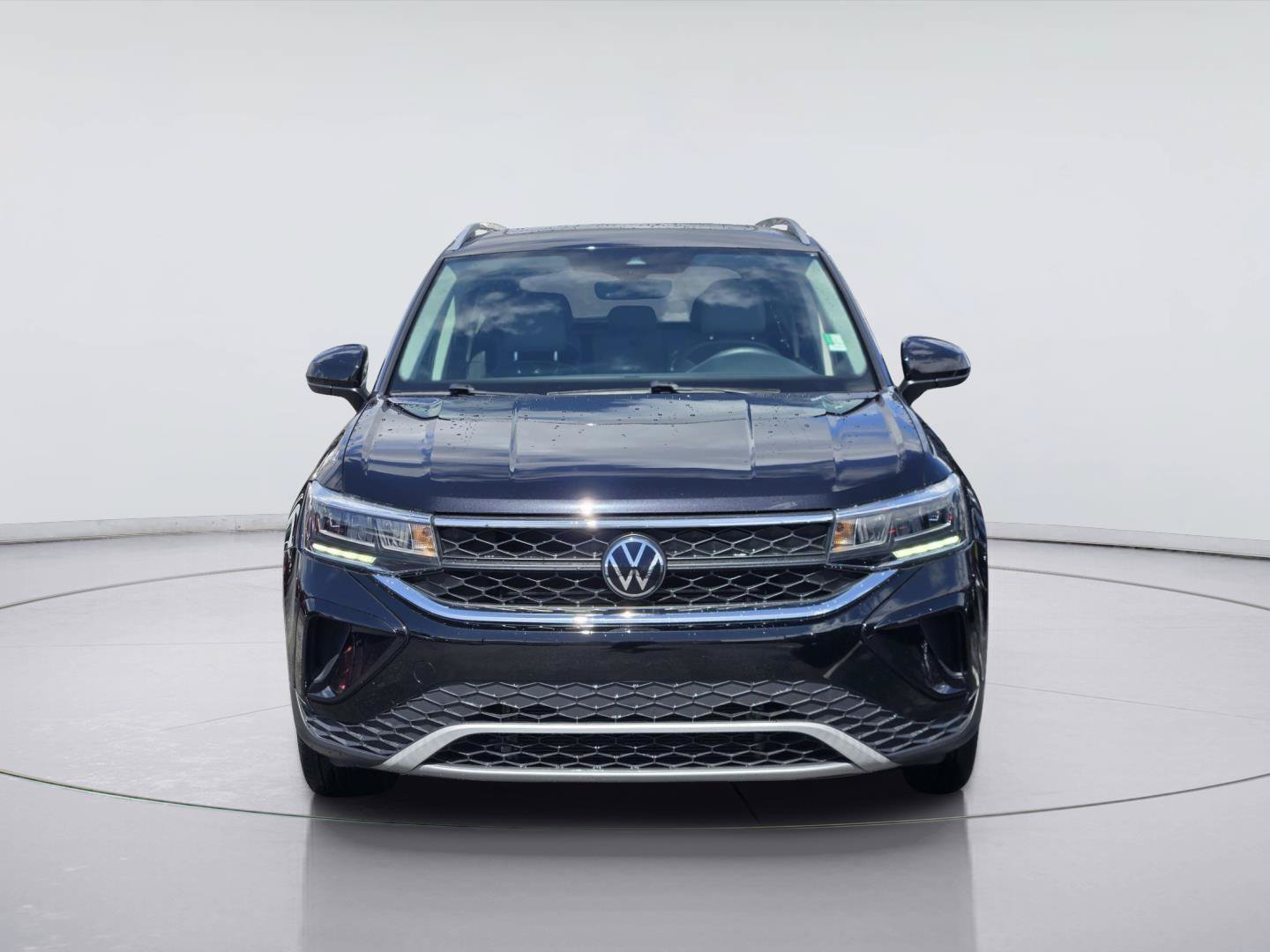 Used 2023 Volkswagen Taos SE FWD image 2