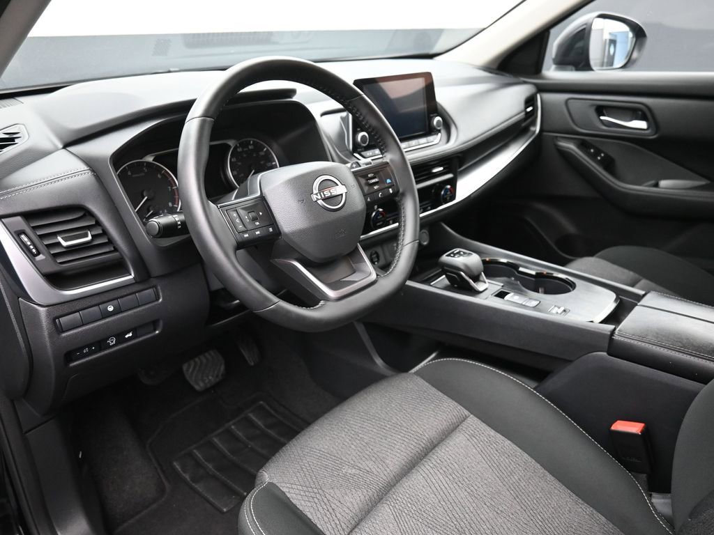 Used 2025 Nissan Rogue SV image 18