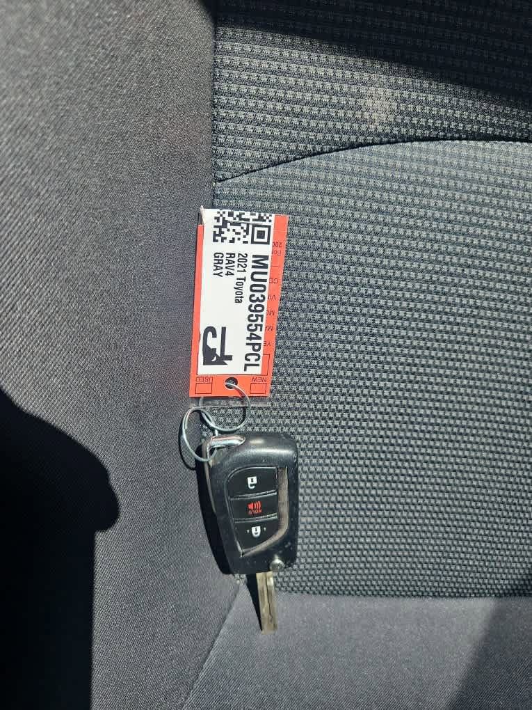 Used 2021 Toyota RAV4 LE AWD/4WD image 20