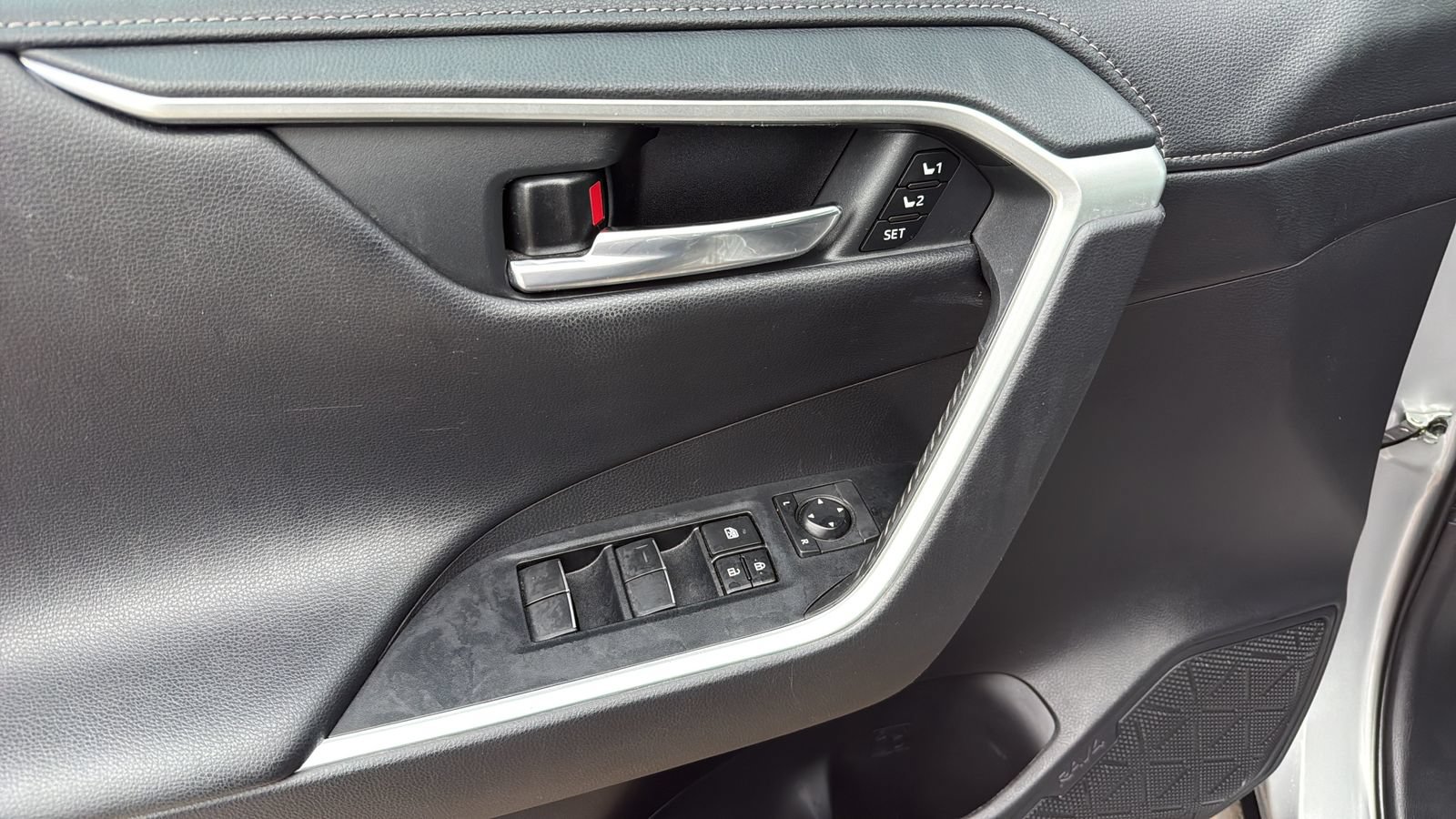 Used 2020 Toyota RAV4 Limited w/ Limited Grade Weather Package FWD image 11