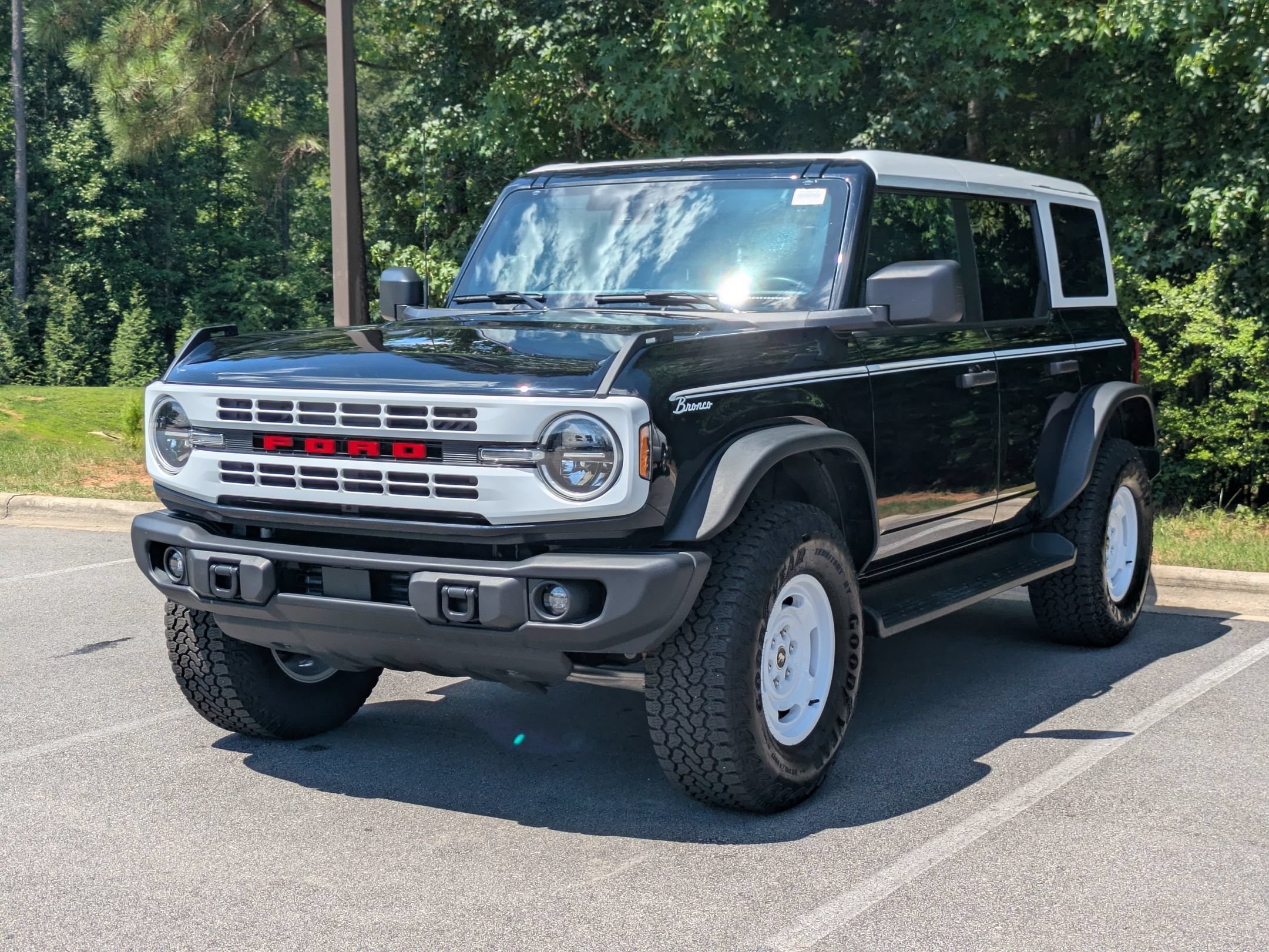 Certified 2025 Ford Bronco Heritage Edition AWD/4WD image 6