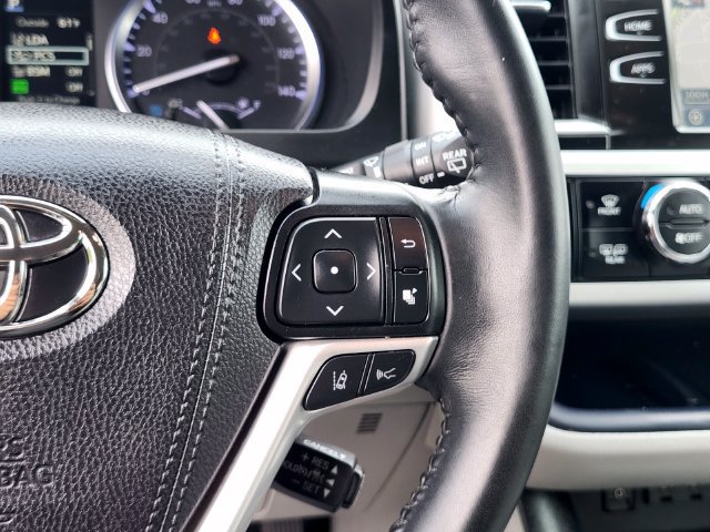 Used 2019 Toyota Highlander XLE AWD/4WD image 32