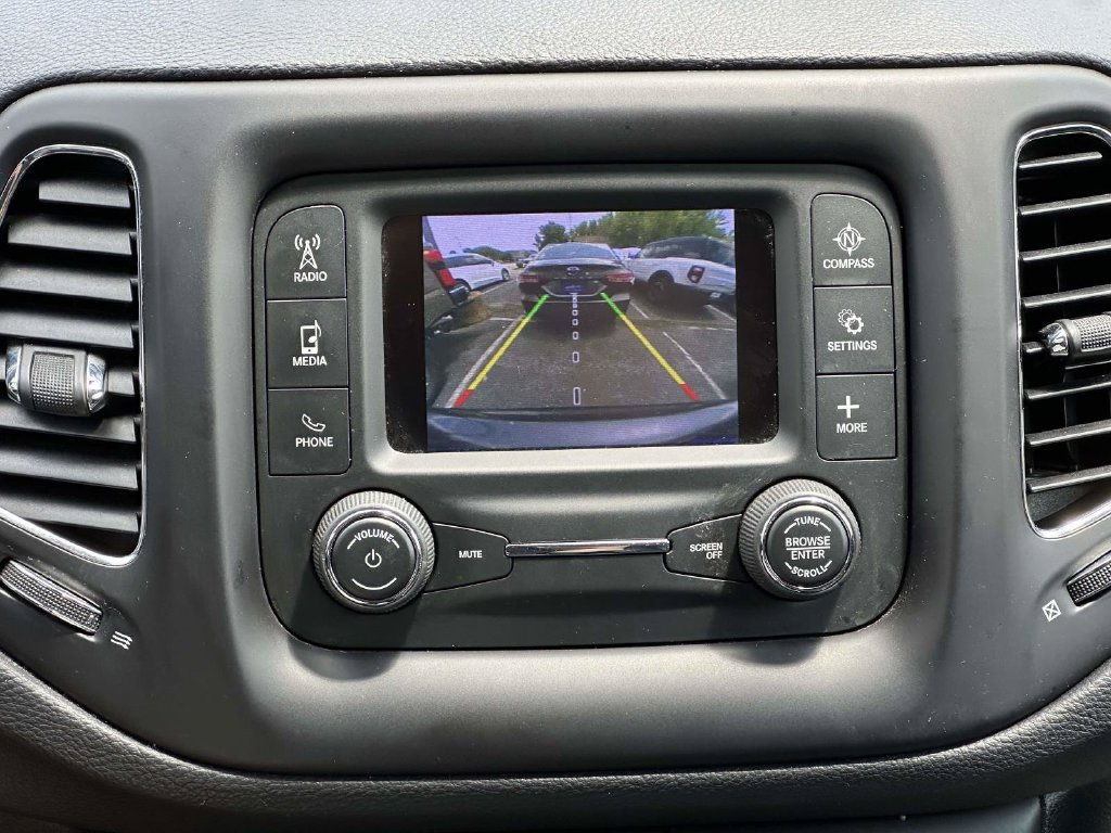 Used 2018 Jeep Compass Latitude AWD/4WD image 17