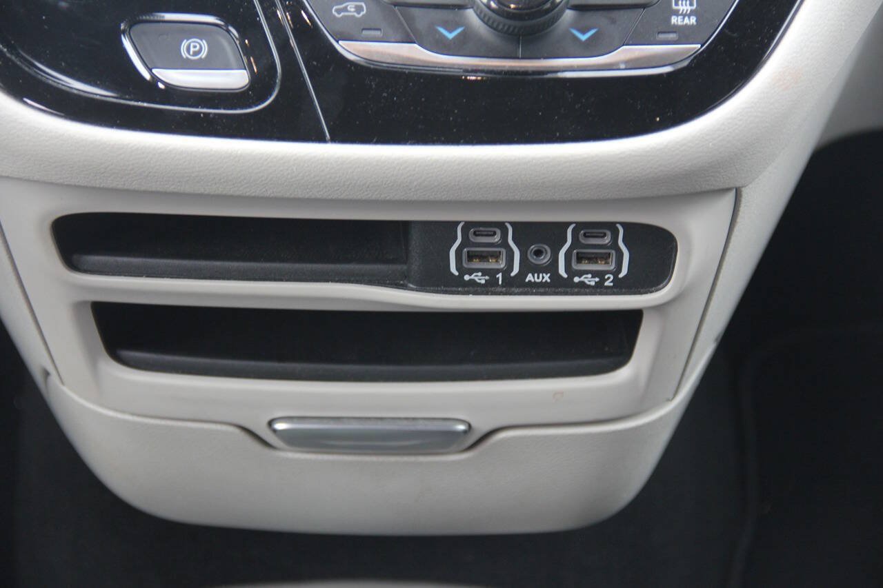 Used 2024 Chrysler Pacifica Touring-L FWD image 25