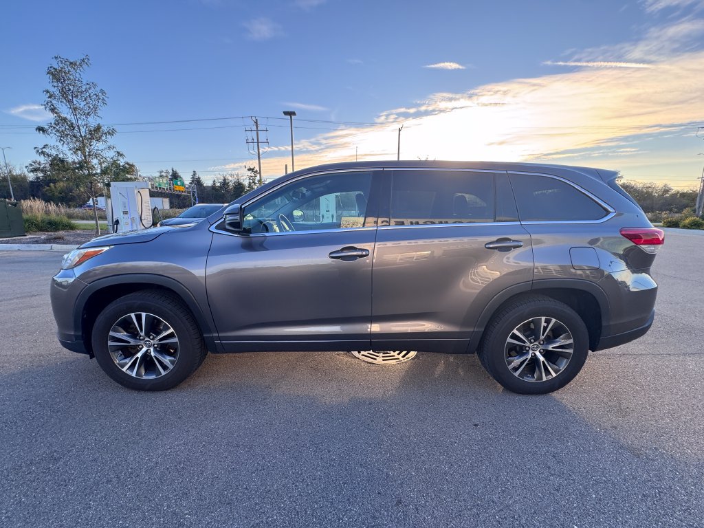 Used 2017 Toyota Highlander LE FWD image 5