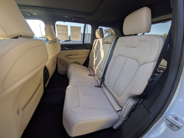 Used 2025 Jeep Grand Cherokee Limited w/ Luxury Tech Group II AWD/4WD image 14