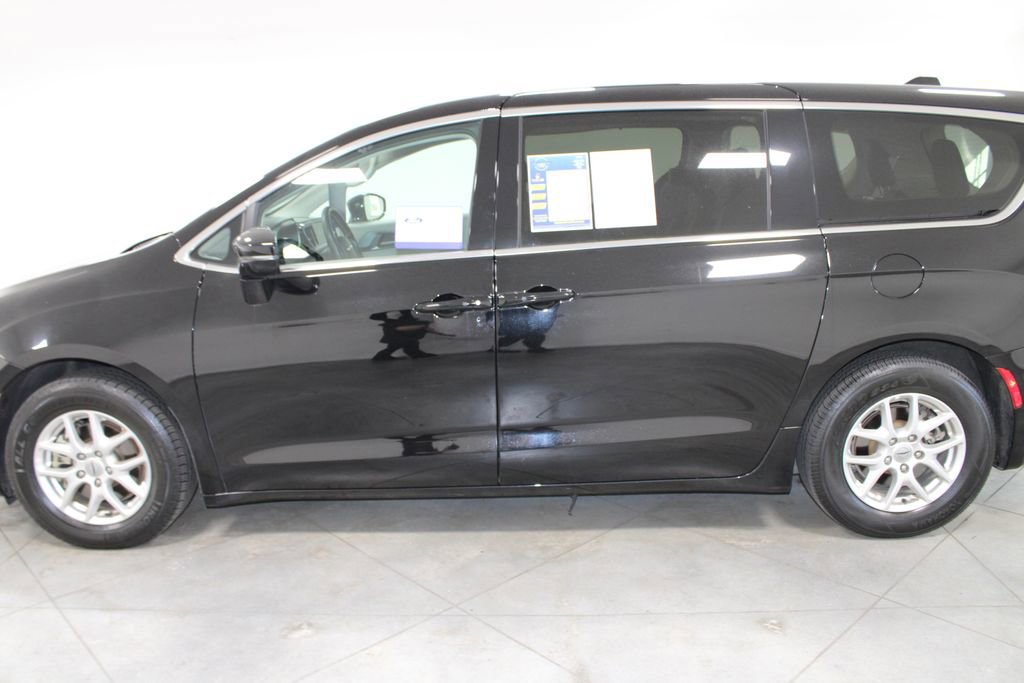 Used 2024 Chrysler Pacifica Touring-L image 2