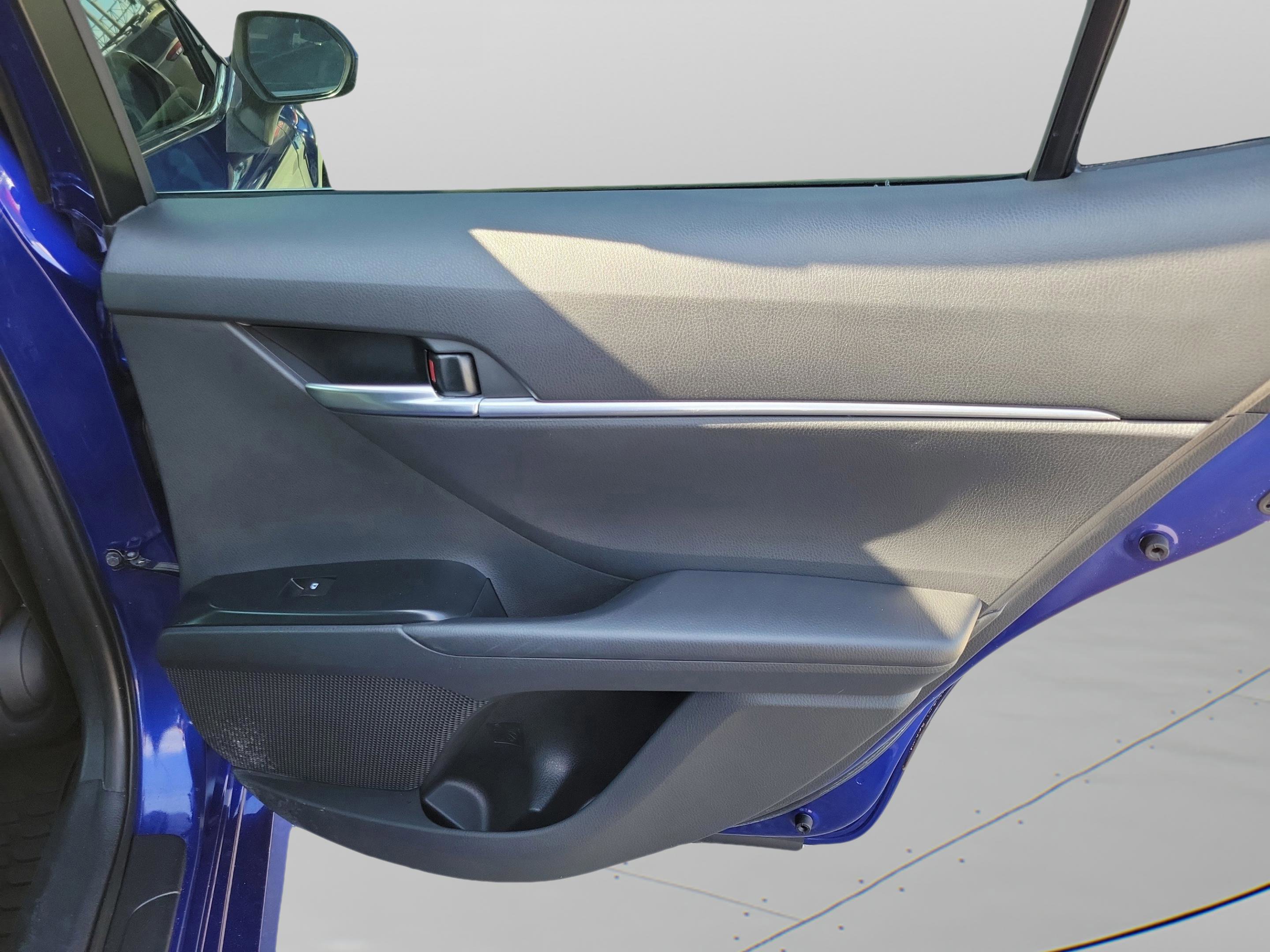 Used 2018 Toyota Camry LE image 30