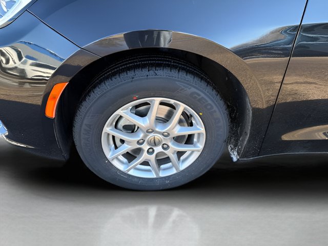 Used 2024 Chrysler Pacifica Touring-L FWD image 25