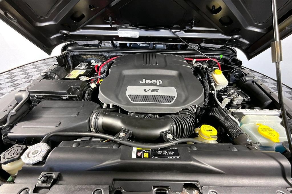 Used 2017 Jeep Wrangler Unlimited Sahara w/ Dual Top Group AWD/4WD image 9