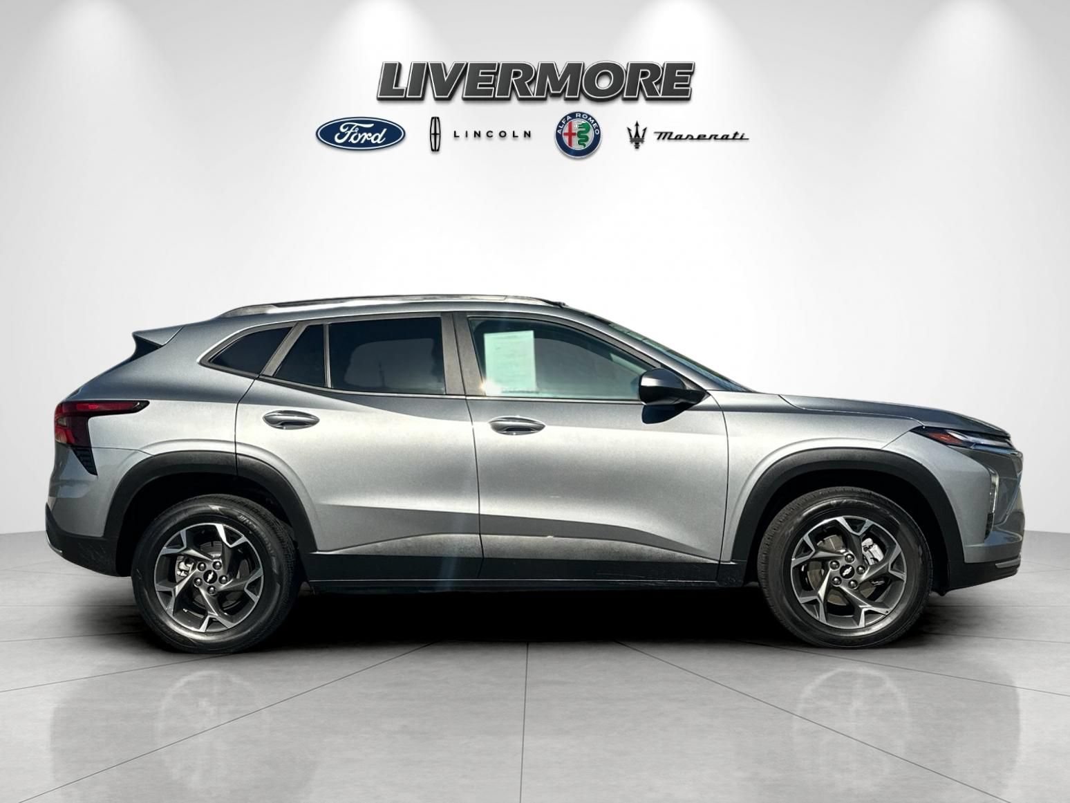 Used 2024 Chevrolet Trax LT FWD image 2