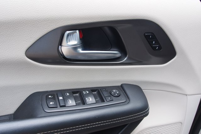 Used 2024 Chrysler Pacifica Touring-L FWD image 23