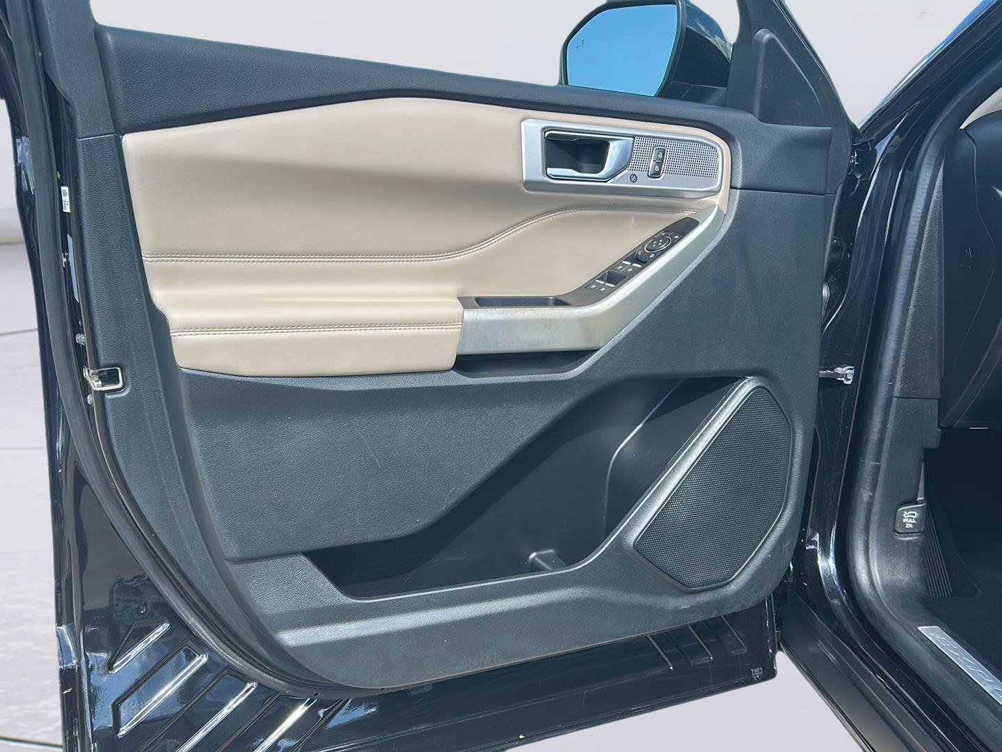 Certified 2022 Ford Explorer Limited RWD image 8
