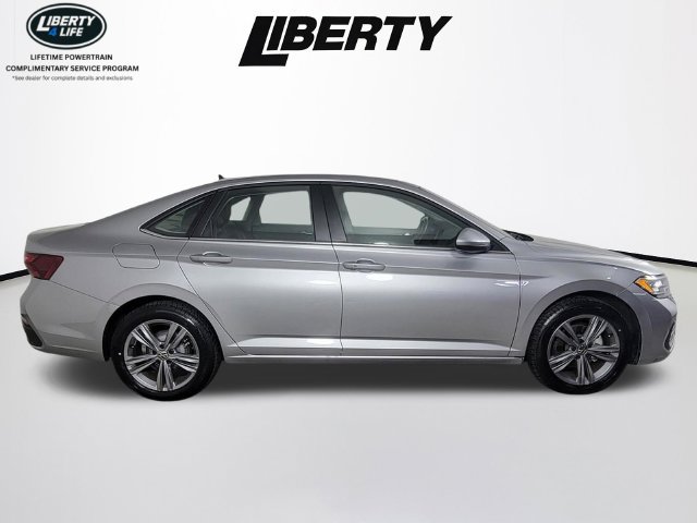 Used 2024 Volkswagen Jetta SE FWD image 2