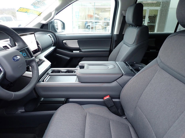 Certified 2025 Ford Expedition Active image 13