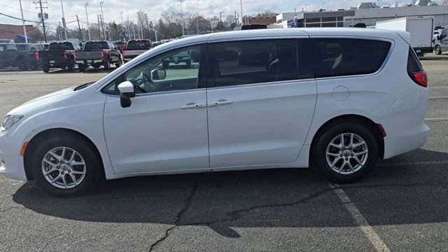 Used 2022 Chrysler Voyager LX image 3