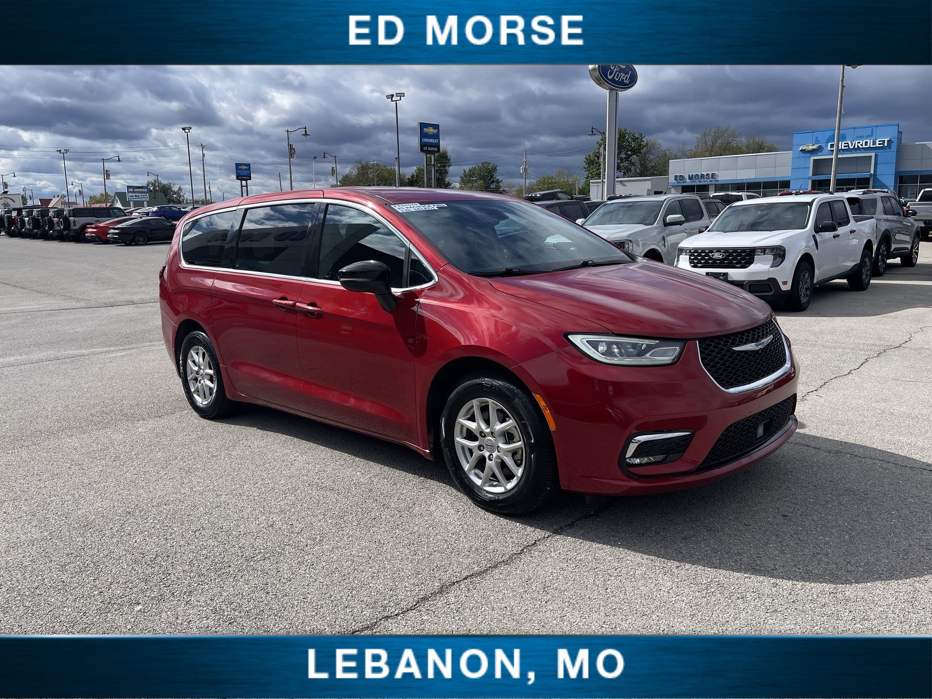 Used 2025 Chrysler Pacifica Select FWD image 2