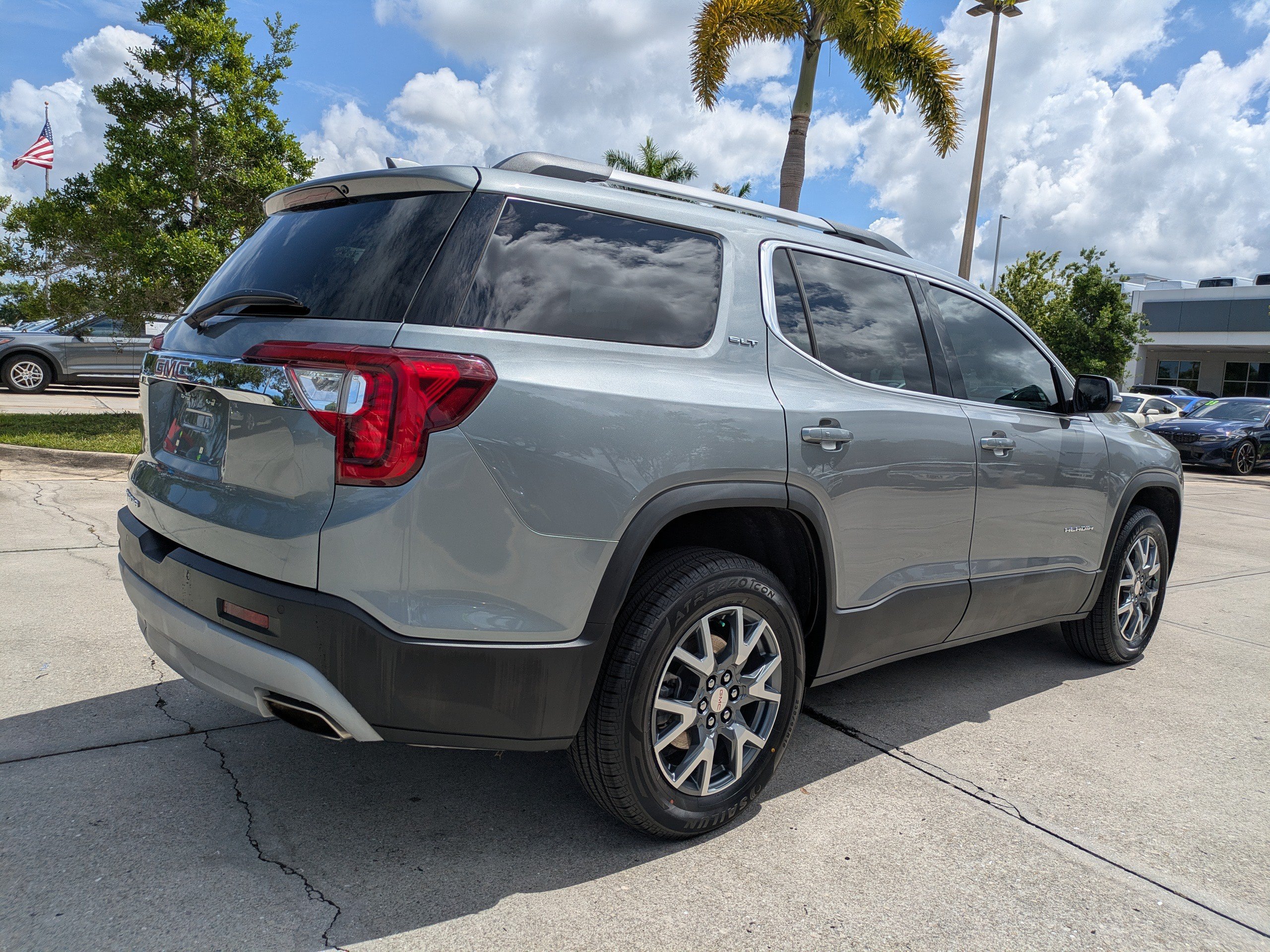 Used 2023 GMC Acadia SLT FWD image 4