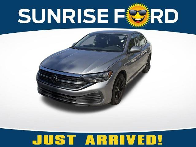 Used 2023 Volkswagen Jetta SE w/ Black Wheel Package
