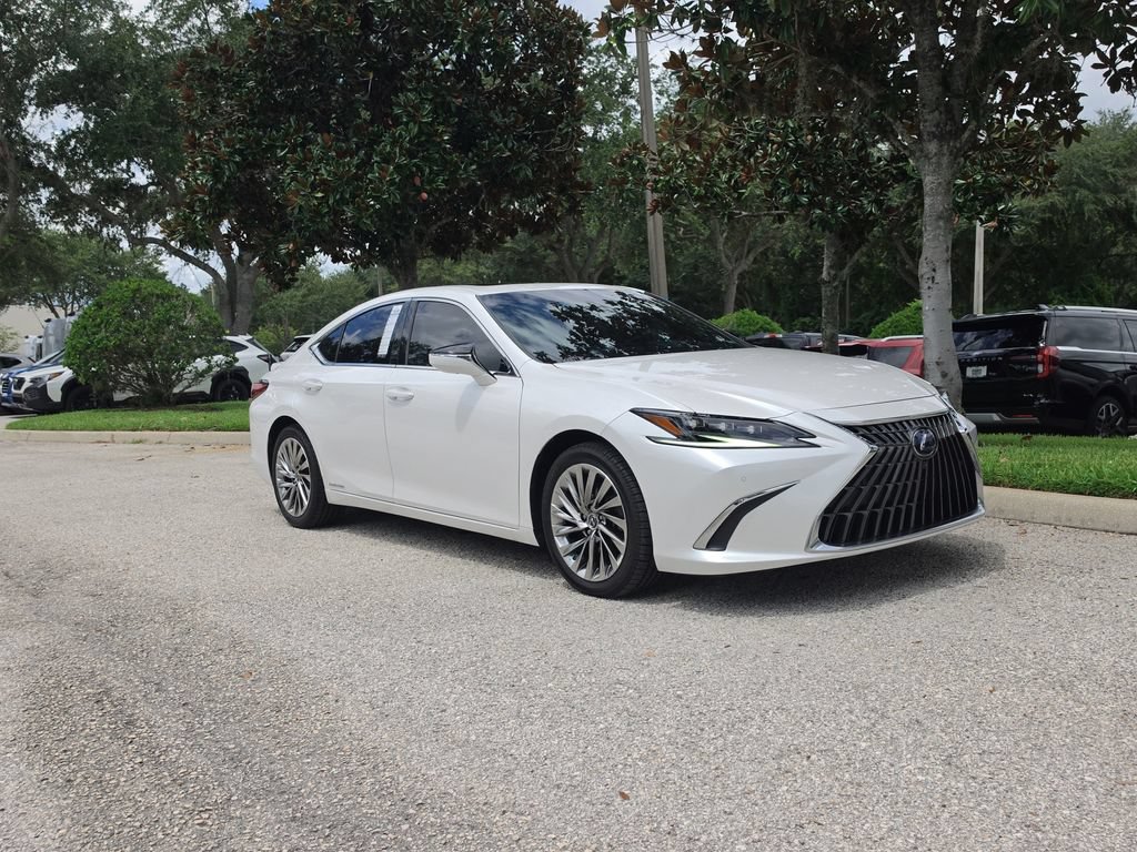 Used 2022 Lexus ES 300h Ultra Luxury w/ Accessory Package 2 FWD image 2