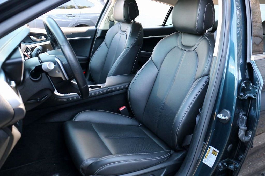 Used 2025 Genesis G70 2.5T image 17