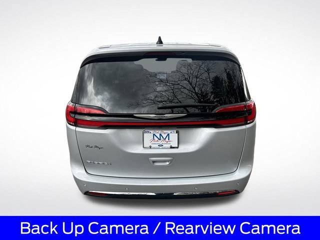 Used 2023 Chrysler Pacifica Touring-L FWD image 8