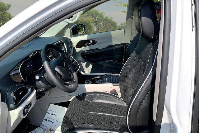 Used 2023 Chrysler Pacifica Limited FWD image 25