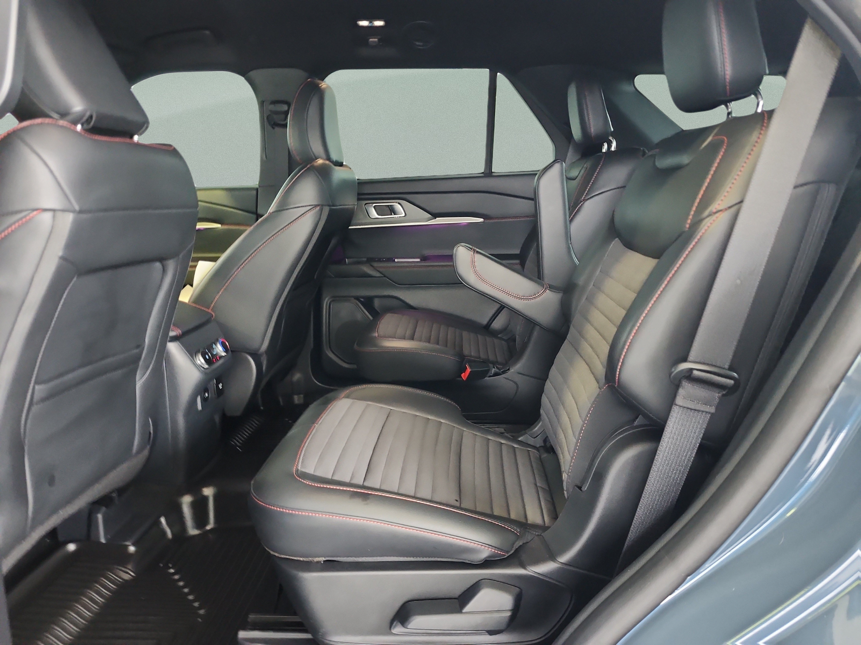 Certified 2025 Ford Explorer ST-Line w/ Premium Package RWD image 17