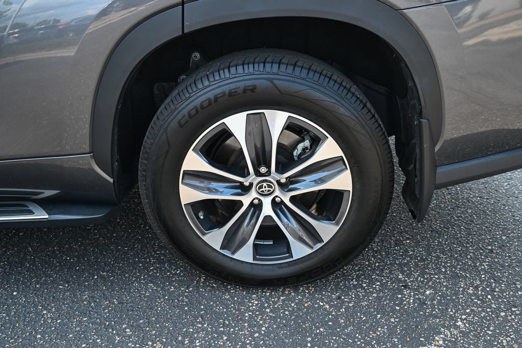 Used 2024 Toyota Highlander XLE AWD/4WD image 11