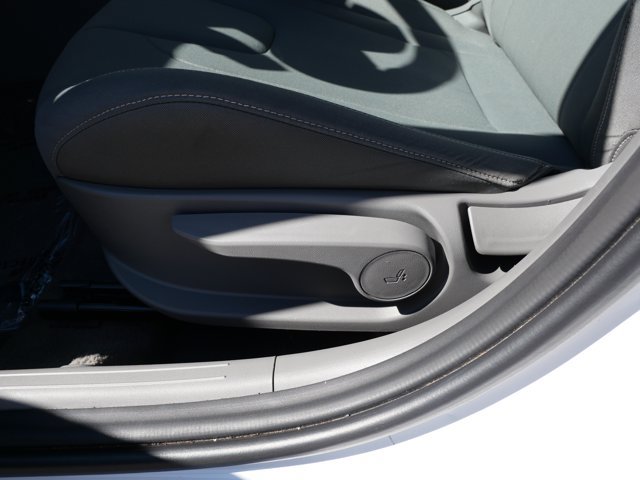 Used 2025 Hyundai Elantra SEL FWD image 14