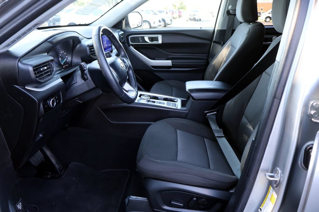 Certified 2024 Ford Explorer XLT RWD image 31