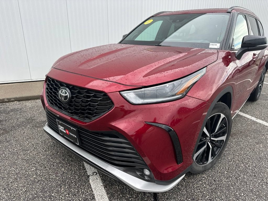 Used 2021 Toyota Highlander XSE AWD/4WD image 2