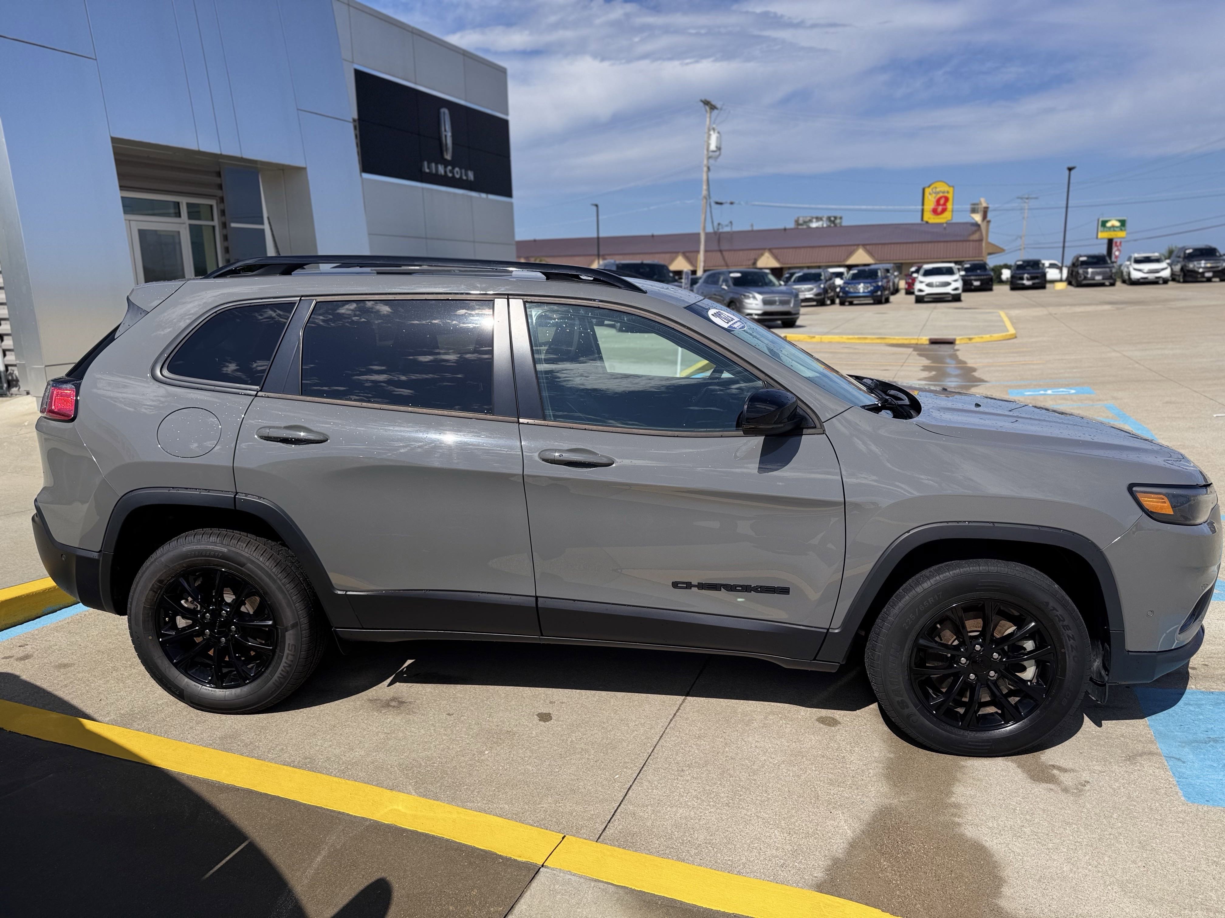 Used 2023 Jeep Cherokee Altitude Lux image 3