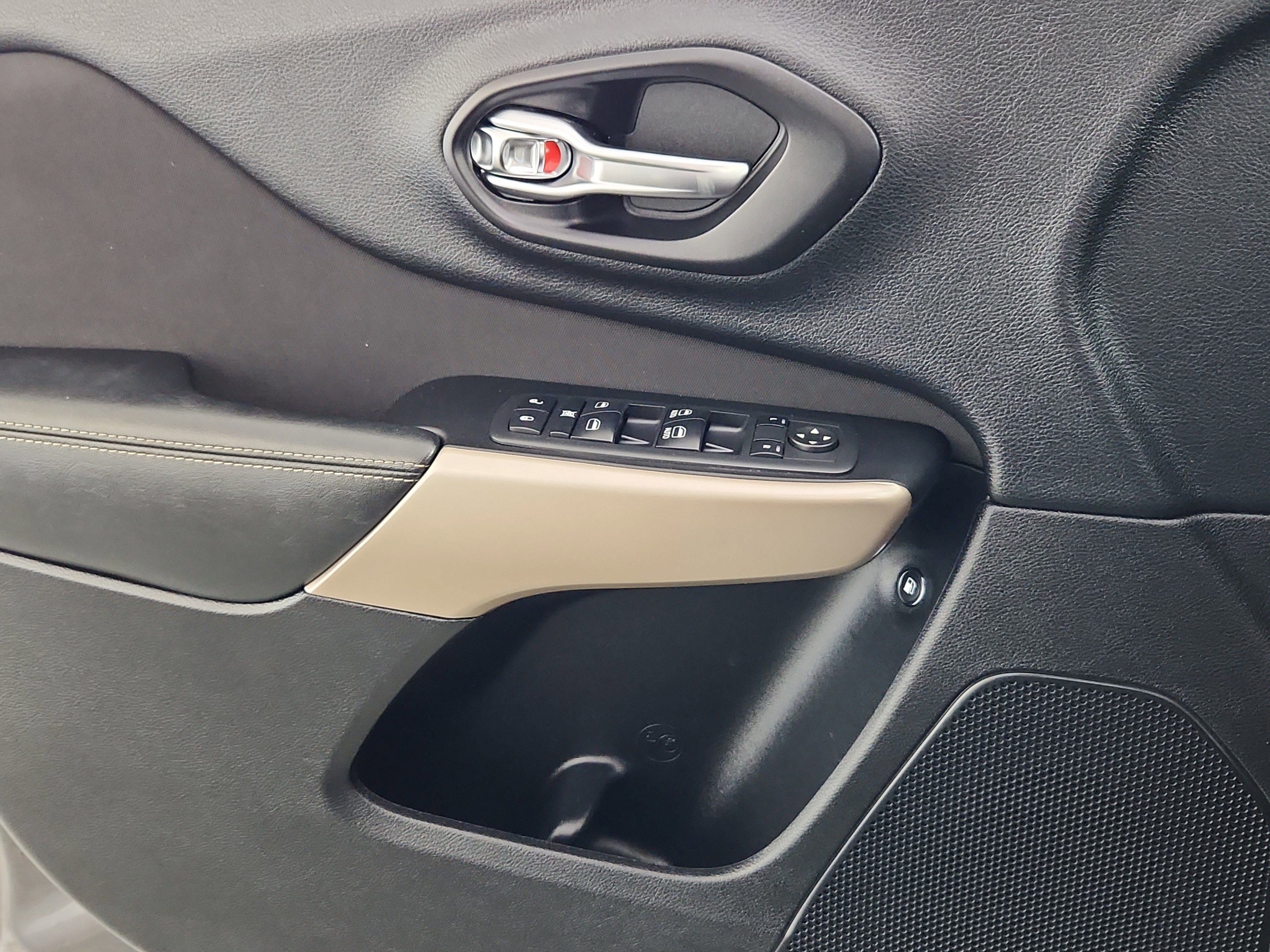 Used 2017 Jeep Cherokee Latitude w/ Comfort/Convenience Group image 16