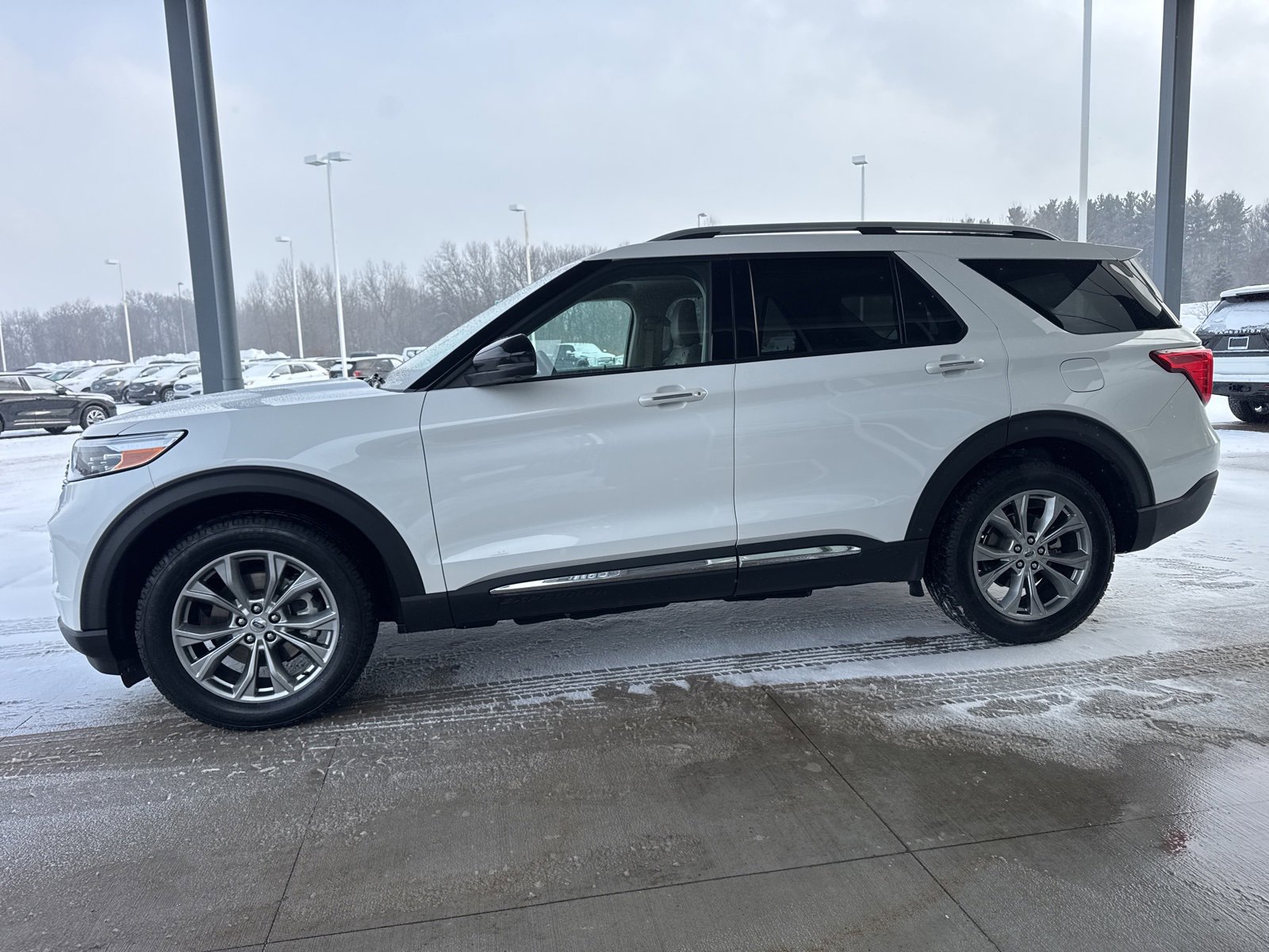 Certified 2023 Ford Explorer Limited w/ Equipment Group 301A image 4