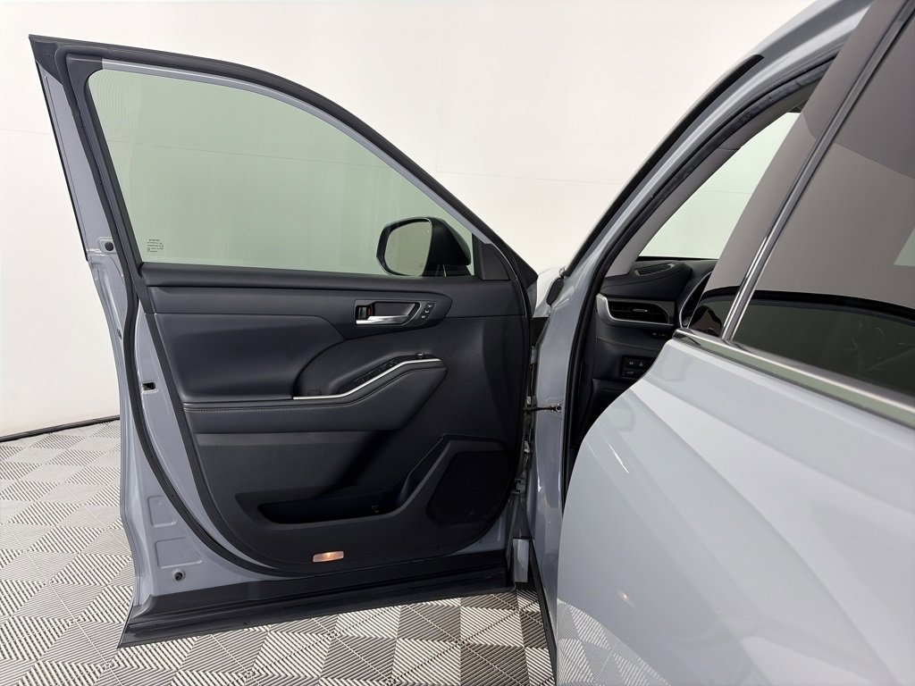 Used 2022 Toyota Highlander Bronze Edition image 10