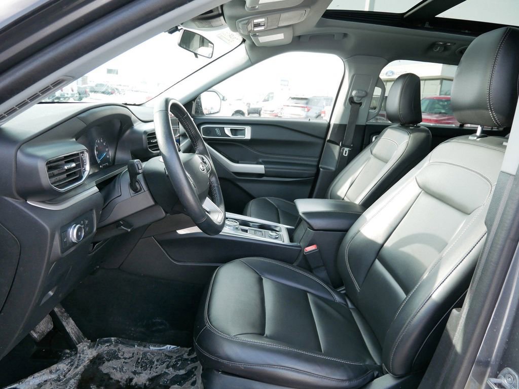 Certified 2022 Ford Explorer XLT w/ Equipment Group 202A image 7