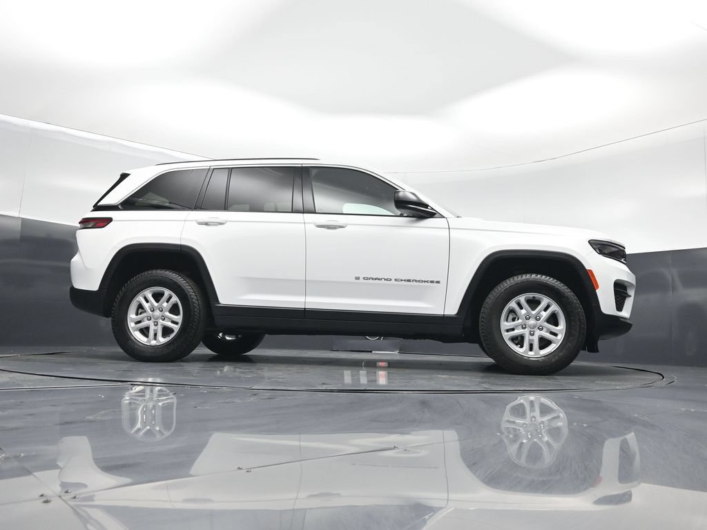Used 2025 Jeep Grand Cherokee Laredo w/ Luxury Tech Group I AWD/4WD image 41