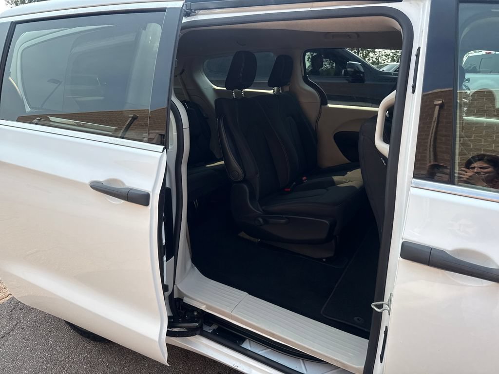 Used 2020 Chrysler Voyager L FWD image 23