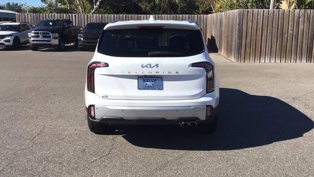 Used 2024 Kia Telluride EX w/ EX Captain's Chair Package image 3