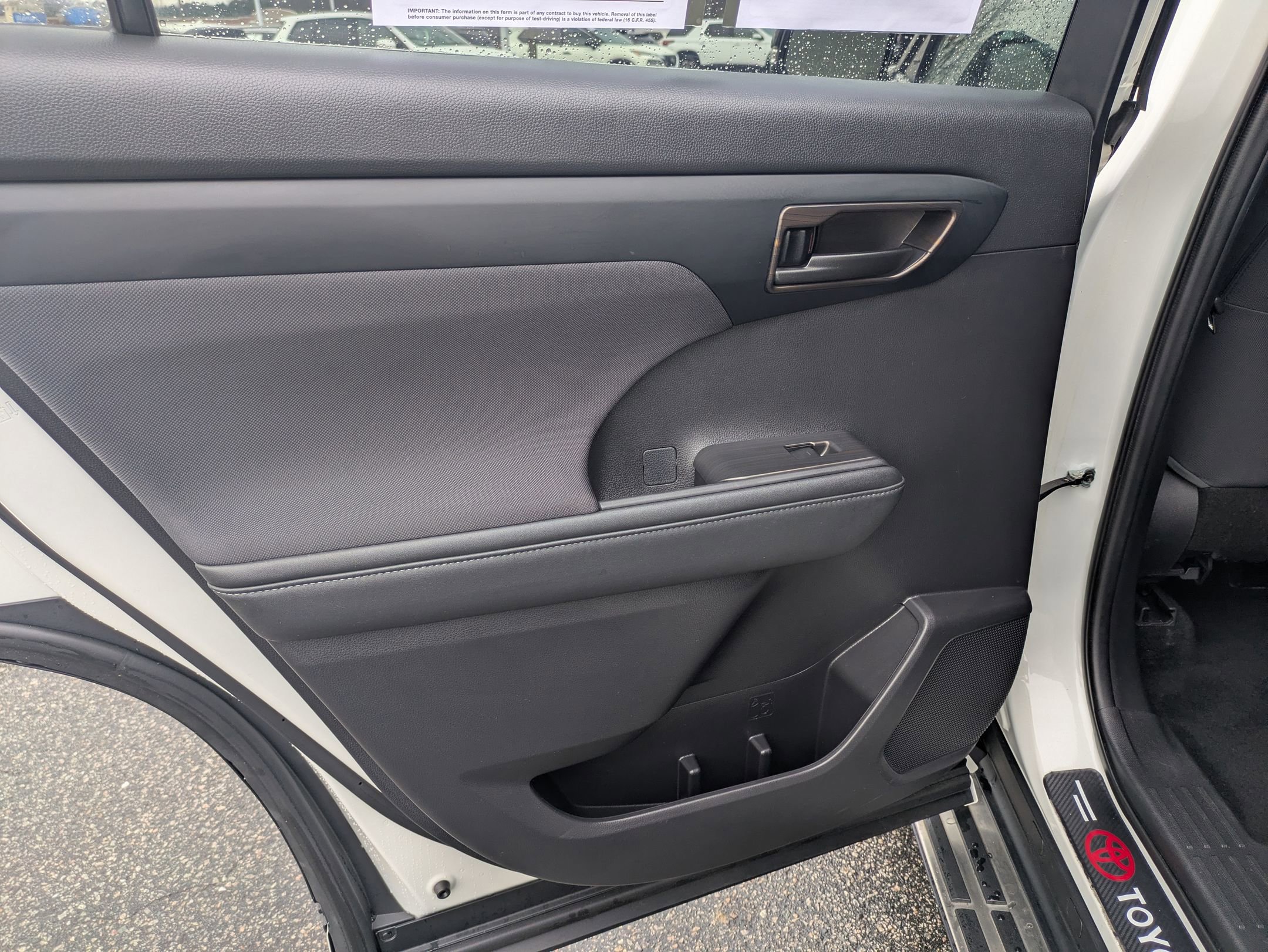 Used 2021 Toyota Highlander L image 25