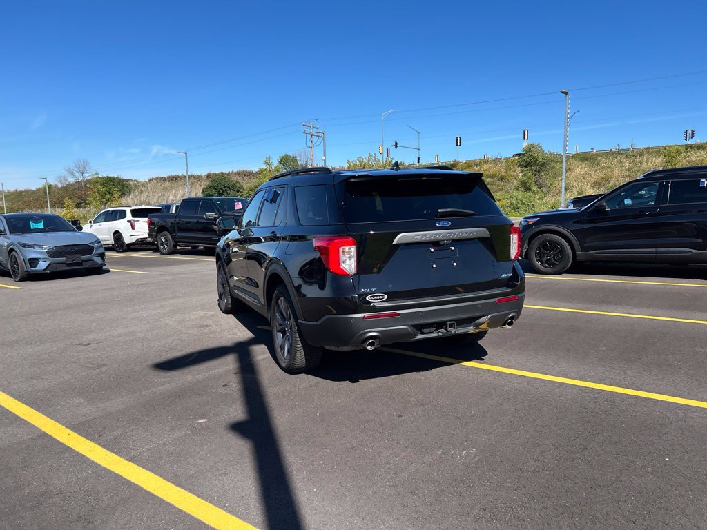 Certified 2022 Ford Explorer XLT w/ Equipment Group 202A AWD/4WD image 9