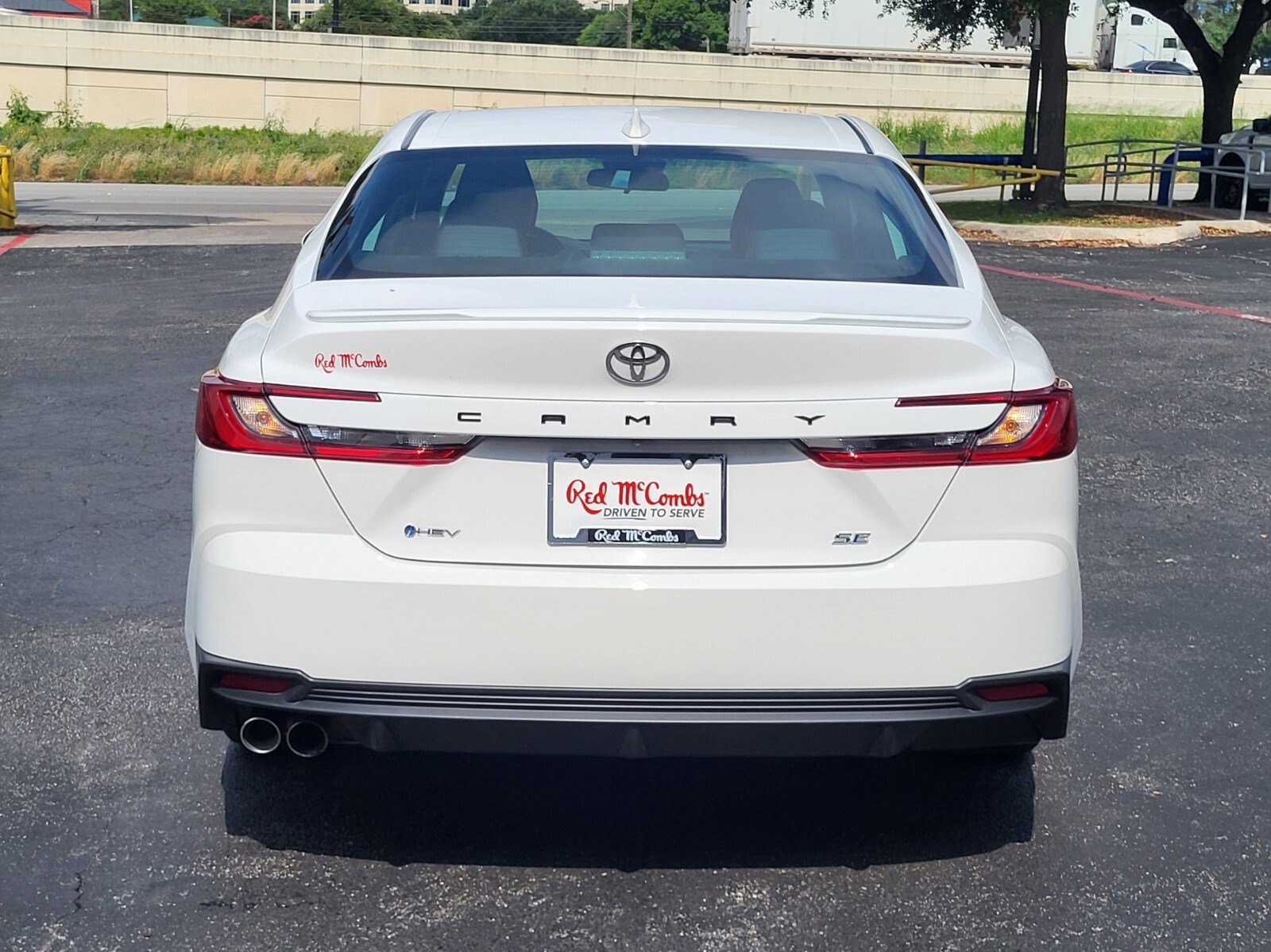 Used 2025 Toyota Camry SE FWD image 5