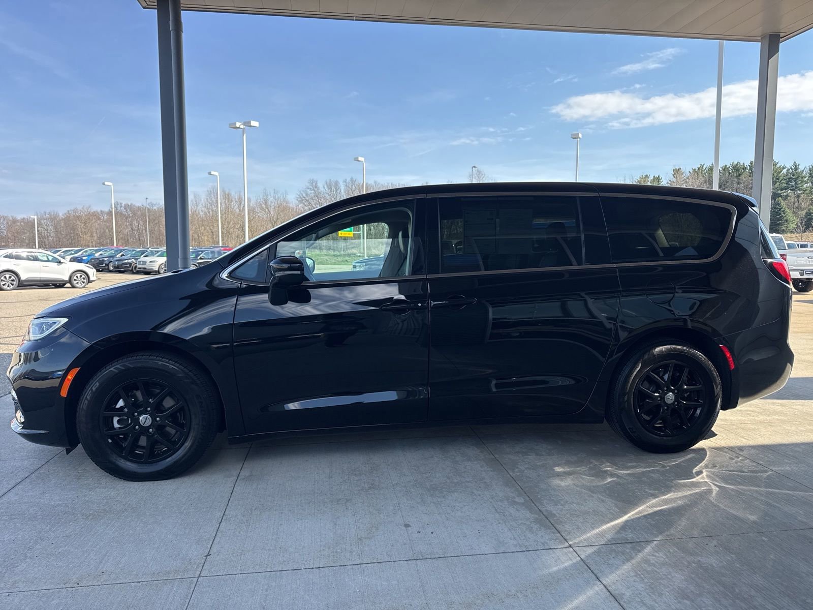 Used 2024 Chrysler Pacifica Touring-L image 7