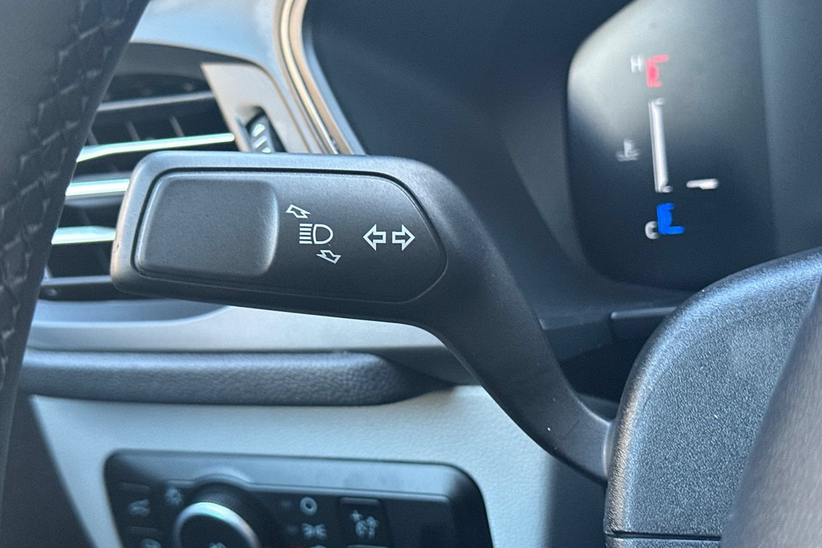 Certified 2025 Ford Escape SE FWD image 37