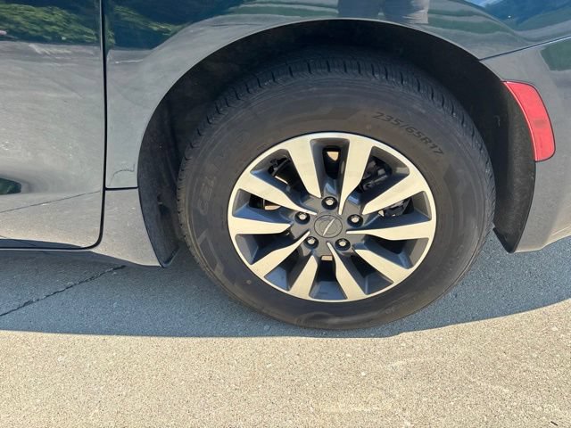 Used 2024 Chrysler Pacifica Limited FWD image 9