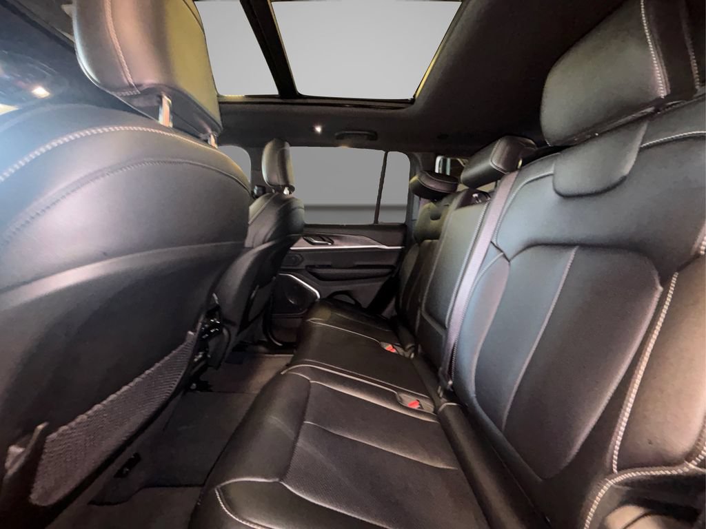 Used 2025 Jeep Grand Cherokee Limited AWD/4WD image 13