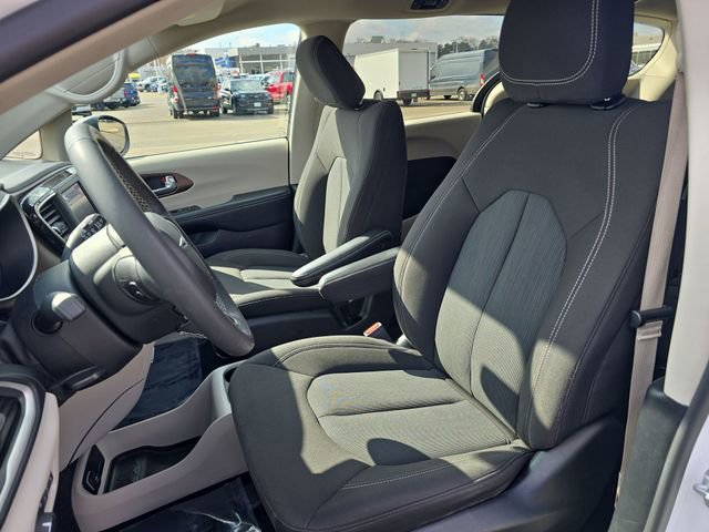 Used 2022 Chrysler Voyager LX image 11