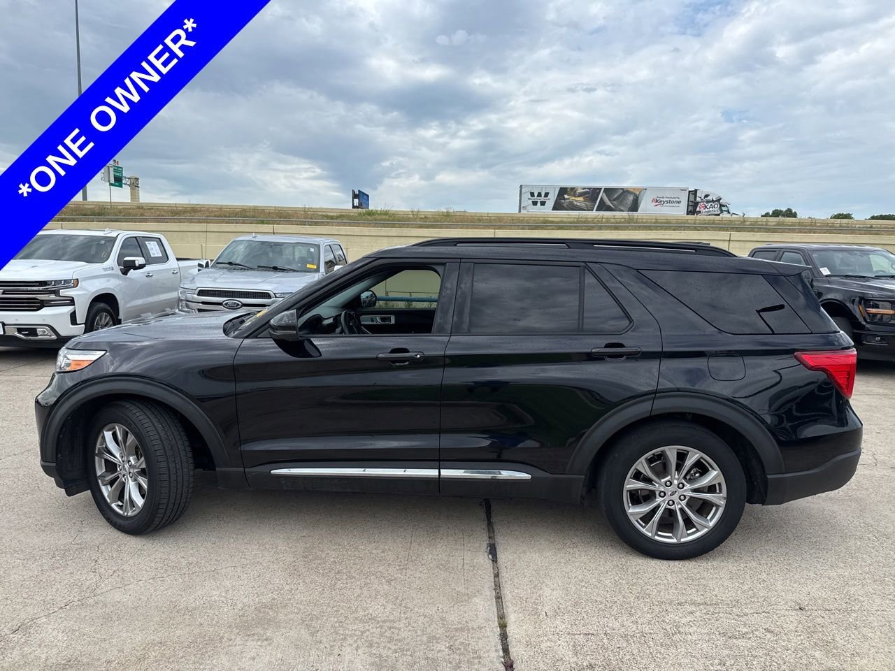 Certified 2022 Ford Explorer XLT w/ Equipment Group 202A RWD image 3