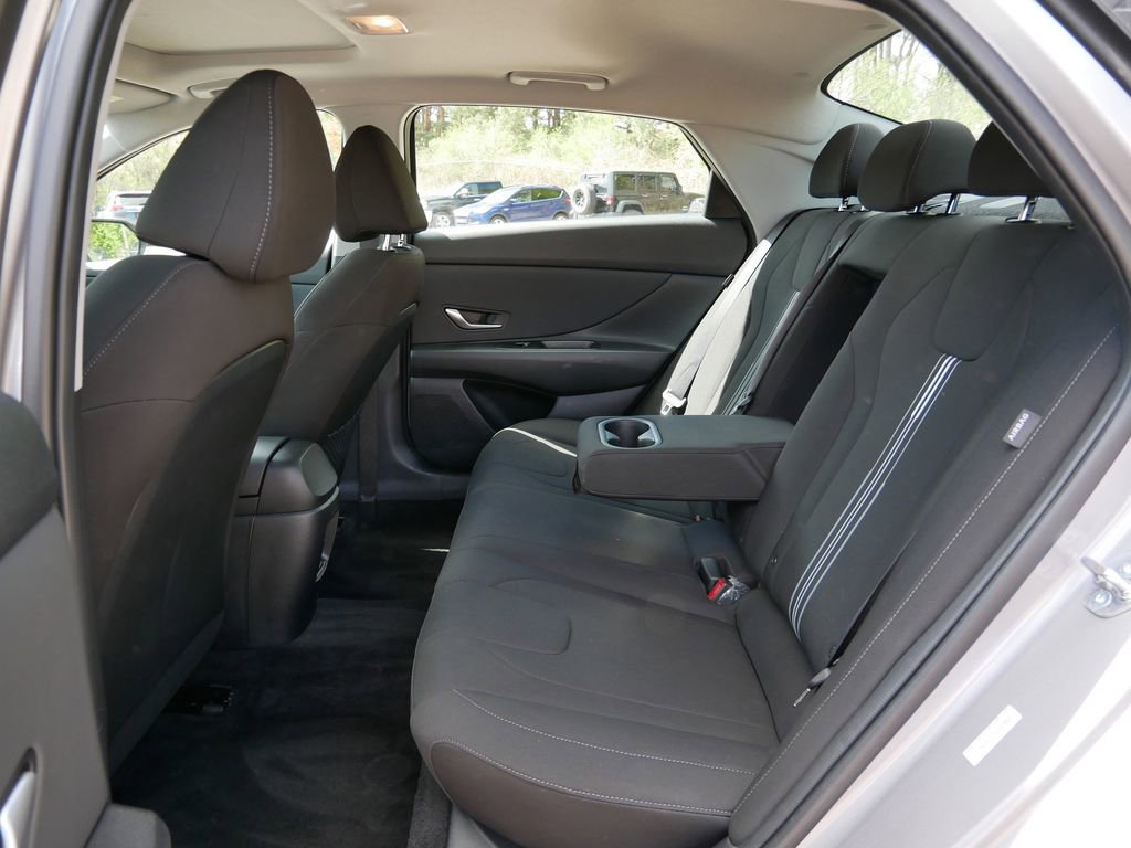 Used 2025 Hyundai Elantra SEL FWD image 11